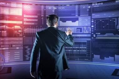 Zarif programcı fütüristik ofisinde çalışırken ekran için işaret