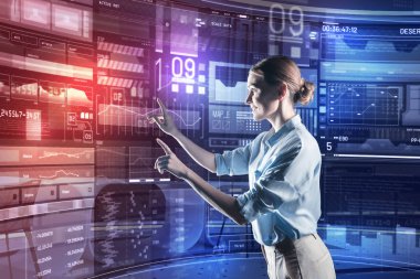 Gülümseyen ve çalışırken memnun seyir profesyonel programcı