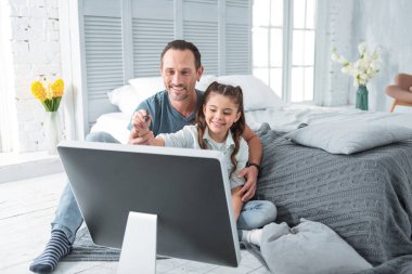 Güzel neşeli adam kızı elini tutarak