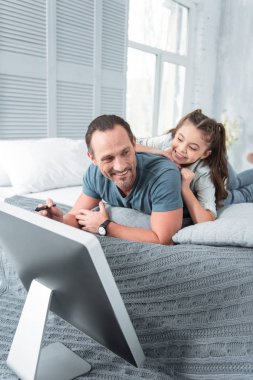 Pozitif sevimli kız babasına bakıyor