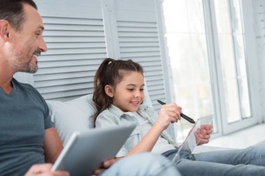 Akıllı teknolojiler kullanan hoş güzel kız