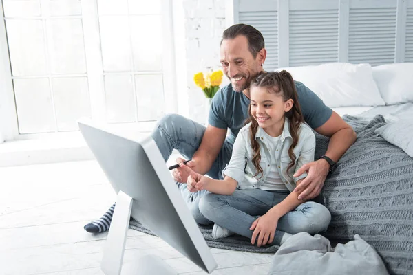 Bella ragazza felice divertirsi — Foto Stock