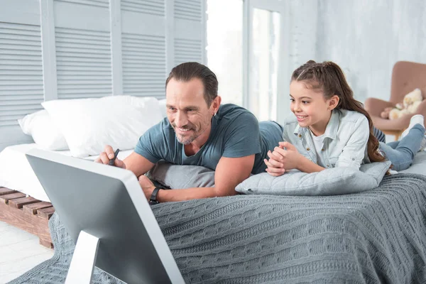 Bello felice padre insegnare a sua figlia — Foto Stock