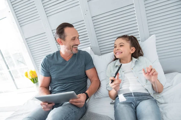 Pozitív boldog apa és lánya nevetve — Stock Fotó