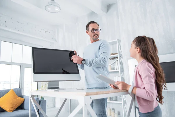 Agradável homem inteligente ensinando sua filha — Fotografia de Stock