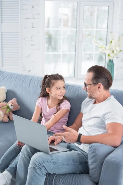 Positivo padre premuroso guardando sua figlia — Foto Stock