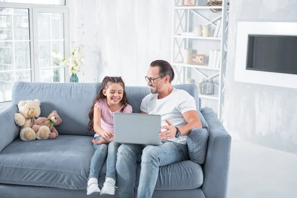 Feliz homem feliz falando com sua filha — Fotografia de Stock