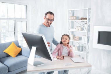 Neşeli pozitif adam kızı için bir resim gösteriliyor