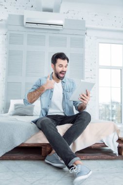 Neşeli esmer erkek pozitif ifade