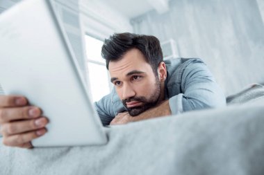 Üzgün esmer adam haber okuma