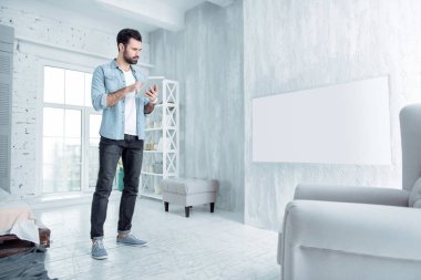 Onun tableti kullanarak konsantre esmer