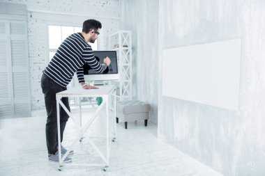 Bilgisayar dokunmadan meşgul genç adam