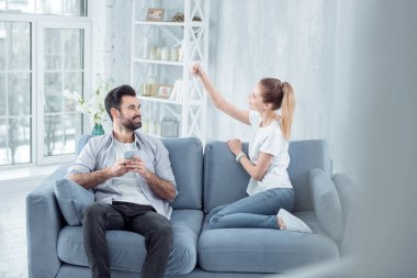 Kameraya poz çekici sarışın kadın