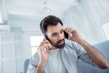 Şok genç adam gözleri kocaman açılmış tutmak