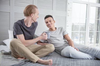 Gay çift birbirlerine hayran büyüleyici mutlu
