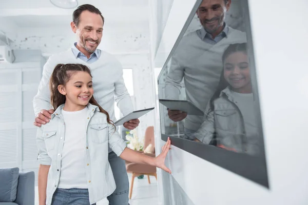 Positive happy man holding his daughters shoulders — Stock Photo, Image