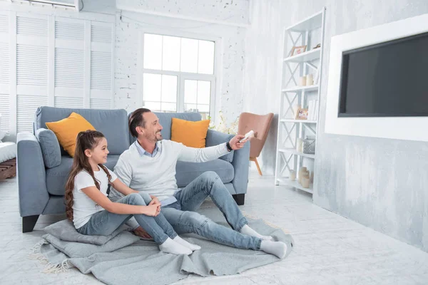 Neşeli mutlu baba ve kız Tv izlerken — Stok fotoğraf