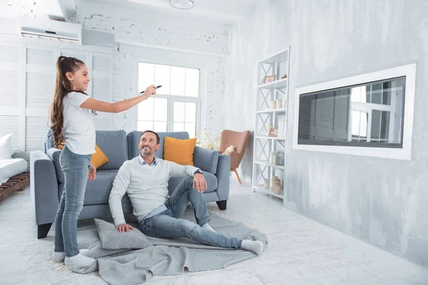 Menina feliz positivo em pé na sala de estar — Fotografia de Stock