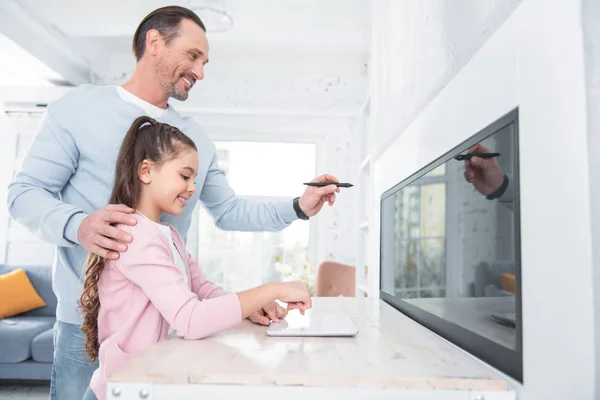 Nice trevlig far och dotter med hjälp av ny teknik — Stockfoto