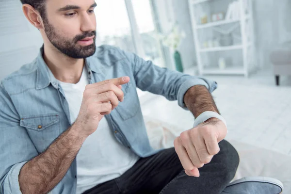 Konzentrierte männliche Person schaut auf ihr Gerät — Stockfoto