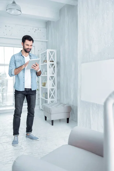 Guapo joven barbudo escribiendo mensaje — Foto de Stock