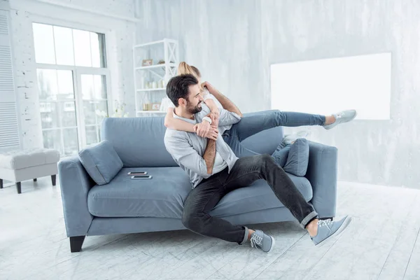 Positivo encantado homem pessoa brincando com sua menina — Fotografia de Stock