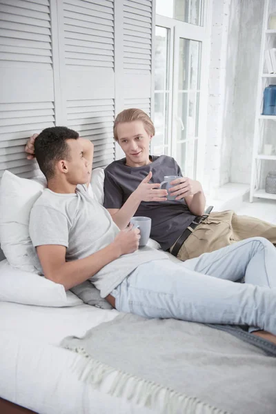 Tankeväckande gay par njuter av kaffe — Stockfoto