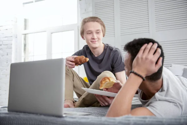 Junges schwules Paar frühstückt — Stockfoto