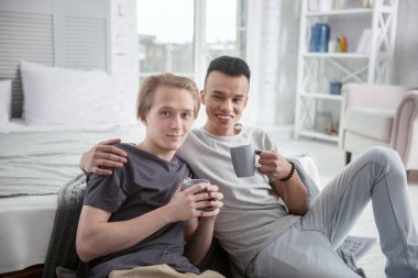 Çay içme neşeli gay çift