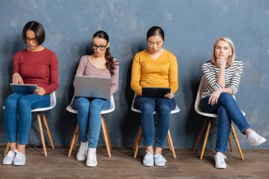 Sıkılmış olmak akıllı güzel kadın