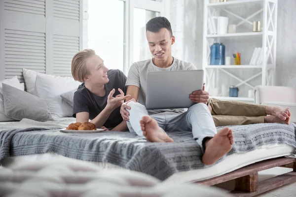 Encantador casal gay usando laptop — Fotografia de Stock