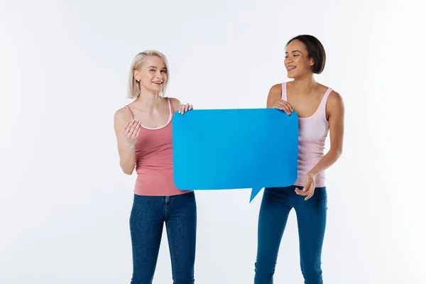 Mulheres positivas felizes sorrindo — Fotografia de Stock