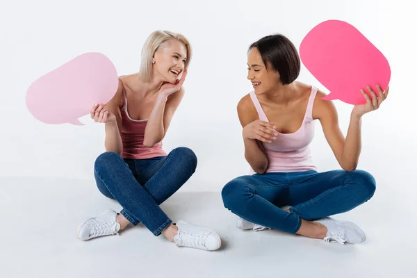 Jovens mulheres alegres rindo — Fotografia de Stock