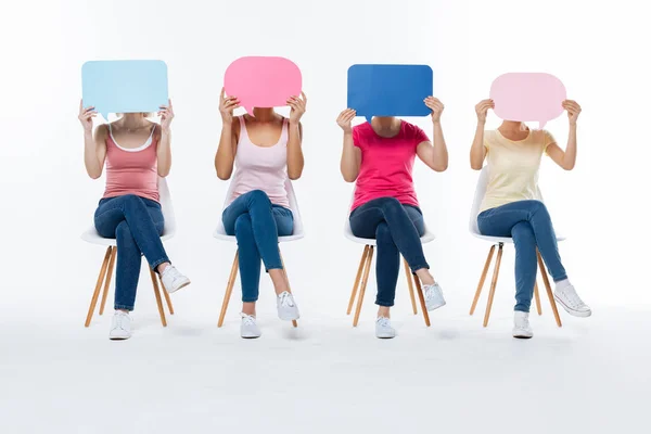 Leuke mooie vrouwen verbergen hun gezichten — Stockfoto