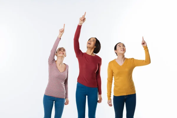 Attraktive, angenehme Frauen, die nach oben schauen — Stockfoto