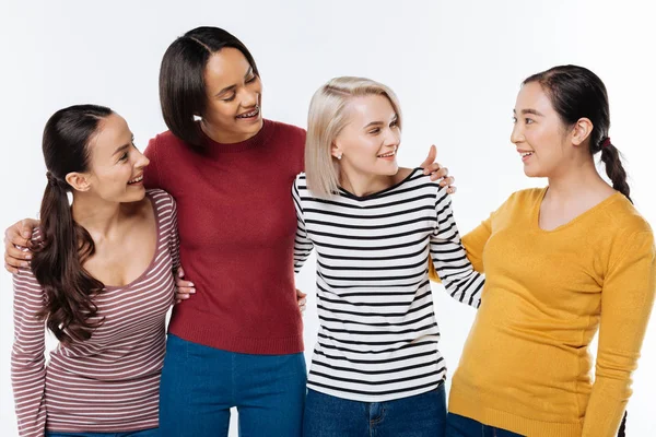 Belle donne gioiose godendo il loro tempo — Foto Stock