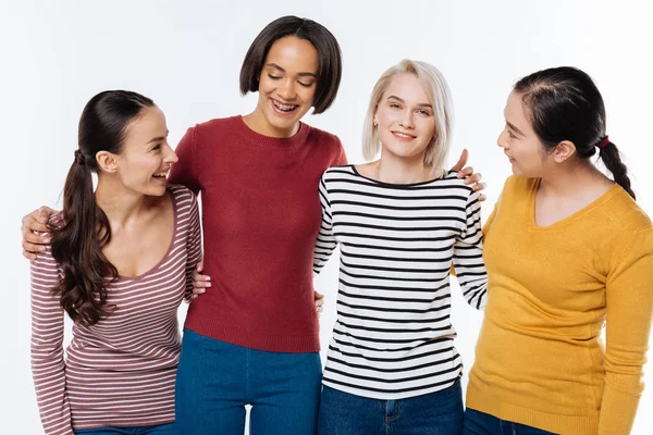 Positieve gelukkig vrouwen permanent samen — Stockfoto