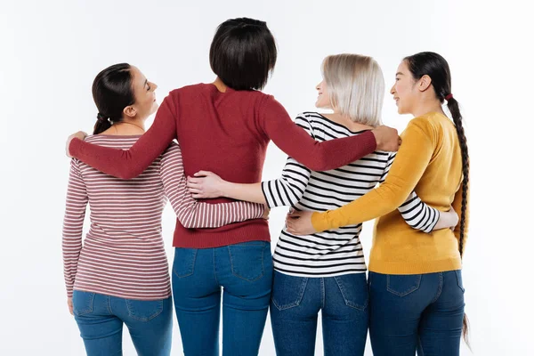 Vrolijke positieve vrouwen elkaar knuffelen — Stockfoto