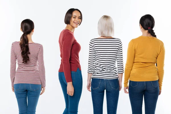 Feliz joven mujer de pie entre sus amigos — Foto de Stock