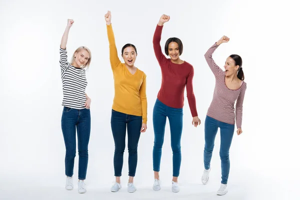 Alegres mujeres atractivas diciendo que sí — Foto de Stock