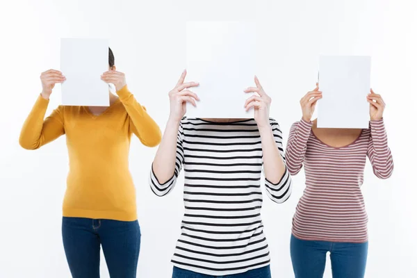 Bonitas mujeres jóvenes escondiendo sus rostros — Foto de Stock