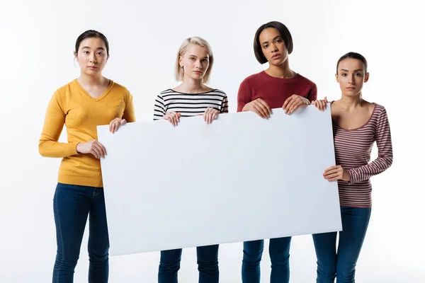 Mujeres jóvenes y serias protegiendo sus derechos — Foto de Stock