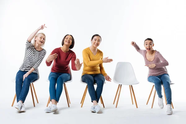 Alegres mujeres felices invitándote —  Fotos de Stock