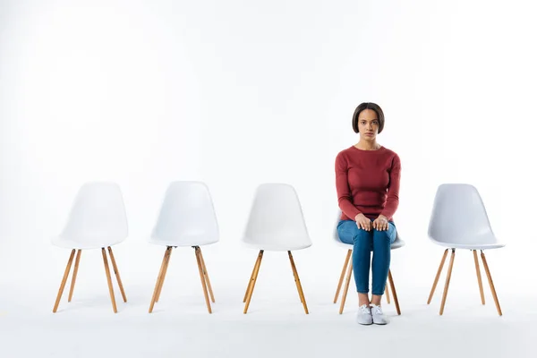 Mujer confiada inteligente esperando —  Fotos de Stock