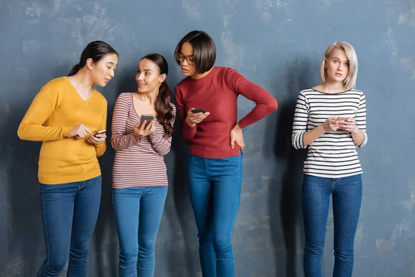 Jovens mulheres agradáveis usando seus gadgets — Fotografia de Stock