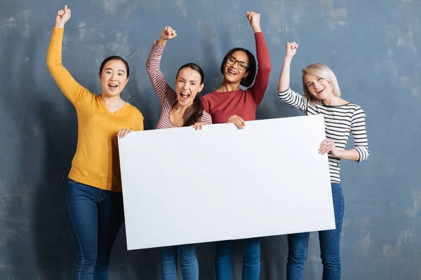 Mujeres alegres felices mirándote — Foto de Stock