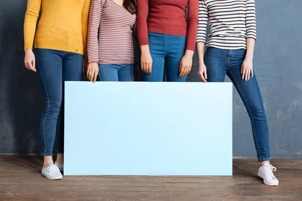 Fechar de um cartaz azul — Fotografia de Stock