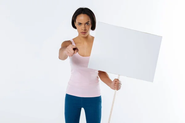 Sério determinada mulher organizando um movimento — Fotografia de Stock