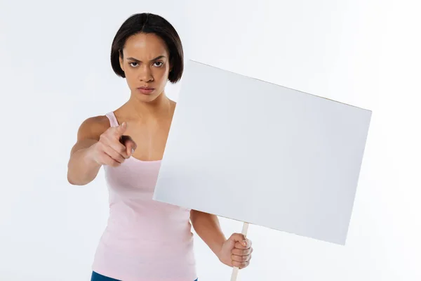 Mujer bonita y seria de pie con un cartel de protesta —  Fotos de Stock