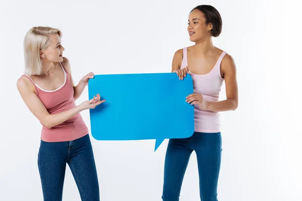 Mujeres alegres positivas hablando entre sí —  Fotos de Stock